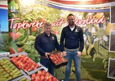 Fruitboomkwekerij Morren: Jan Morren en Bert Klein met de Reddie peren
